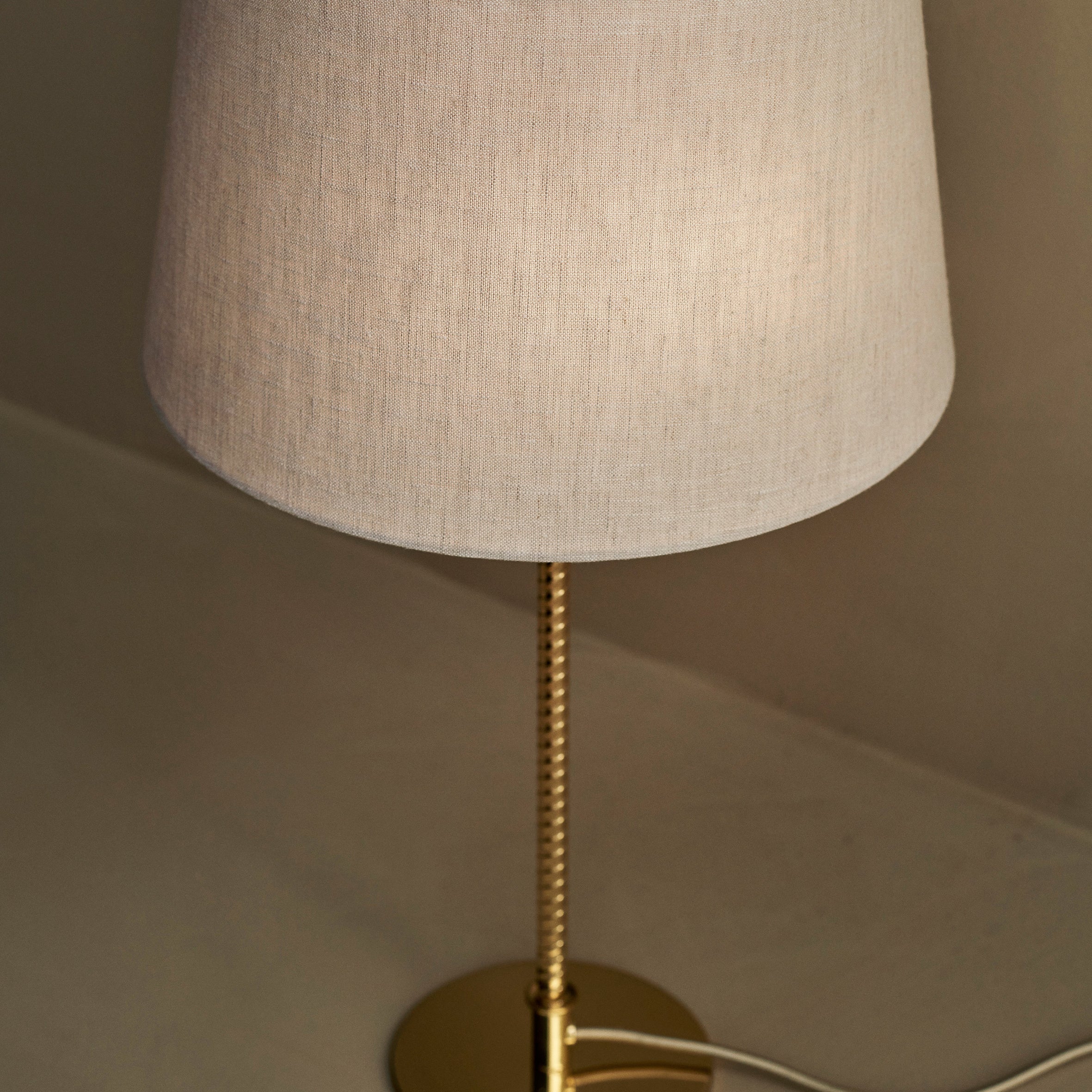 9205 Table Lamp - Image 9