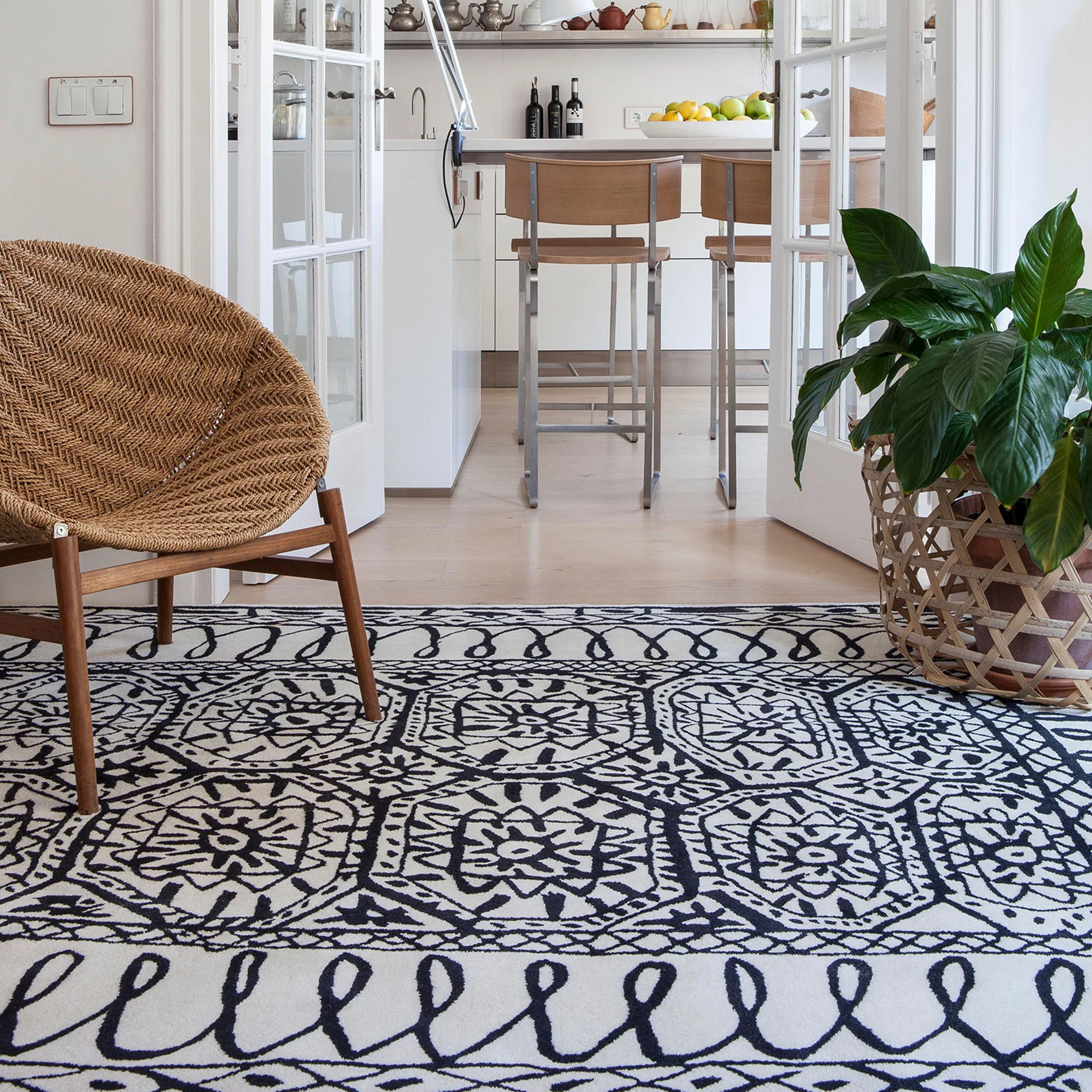Black on White Rug - Estambul - Image 3