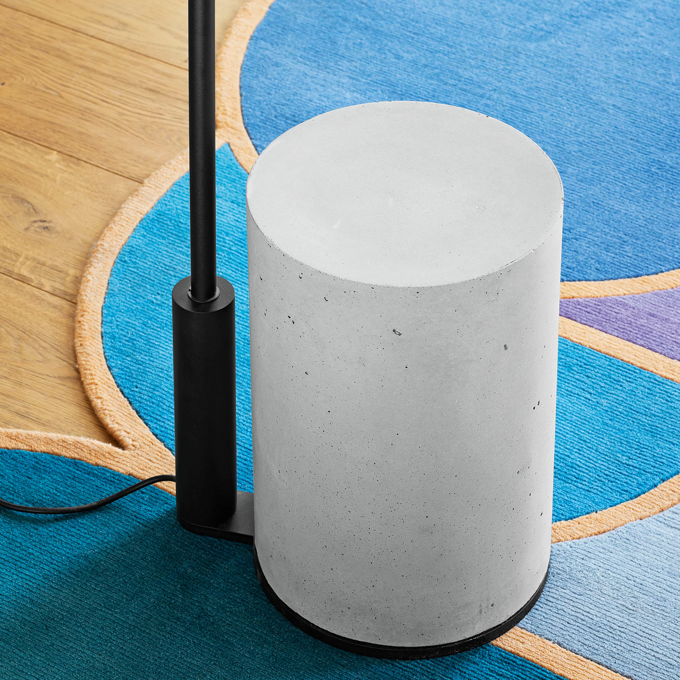 Ozz Floor Lamp - Image 4